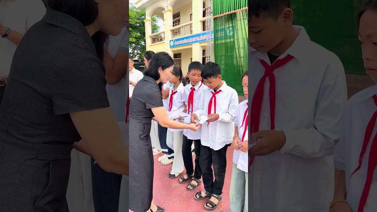 Lãnh đạo Trường THCS Đồng Hợp đã trao 10 suất quà của Ngân hàng Agribank cho các em học sinh