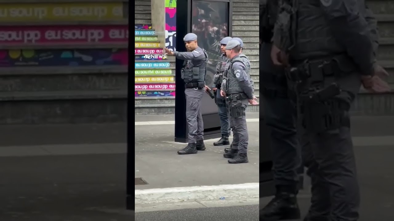 Mulher mantém refém com faca em ponto de ônibus na Avenida Paulista #shorts