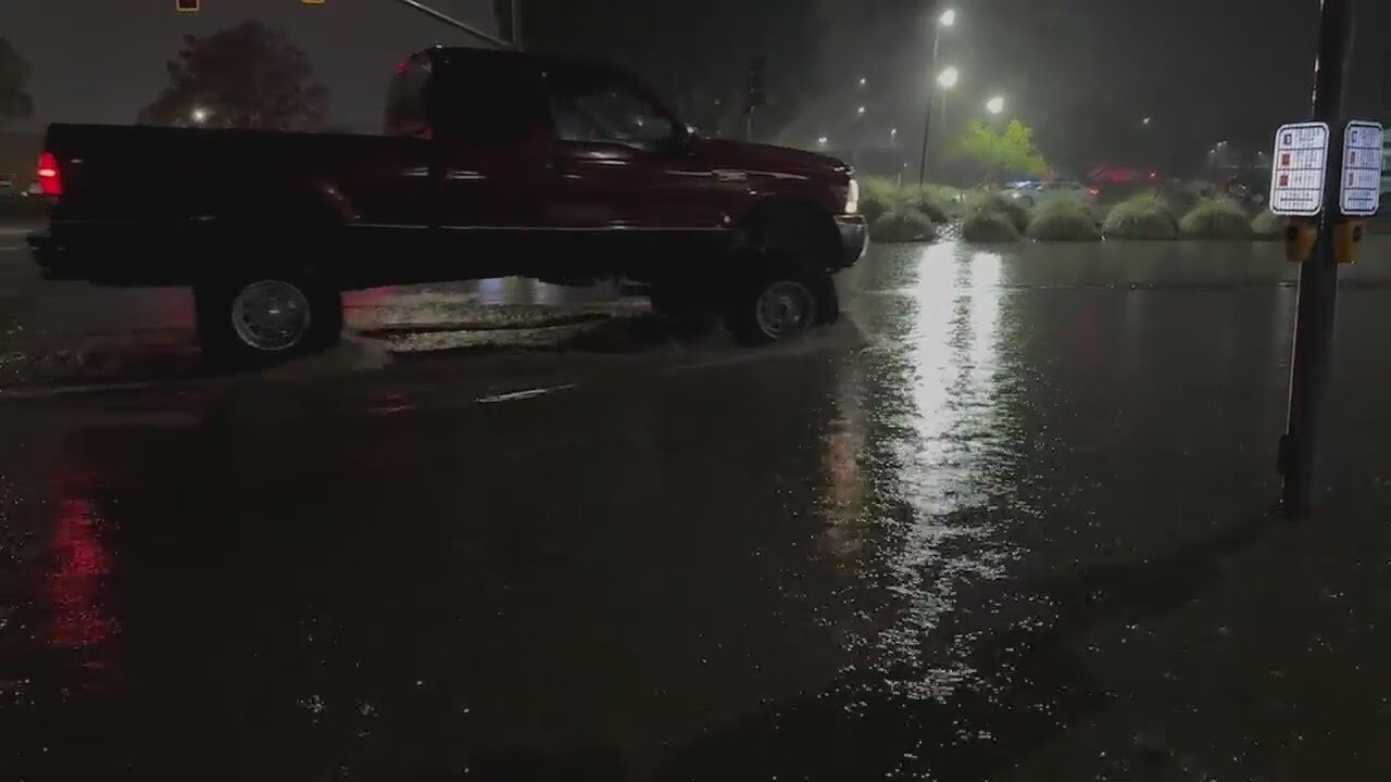 Cars stuck in flood water in Rohnert Park - YouTube