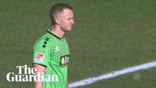 Ingolstadt score while Duisburg keeper takes a drink during game screenshot 2