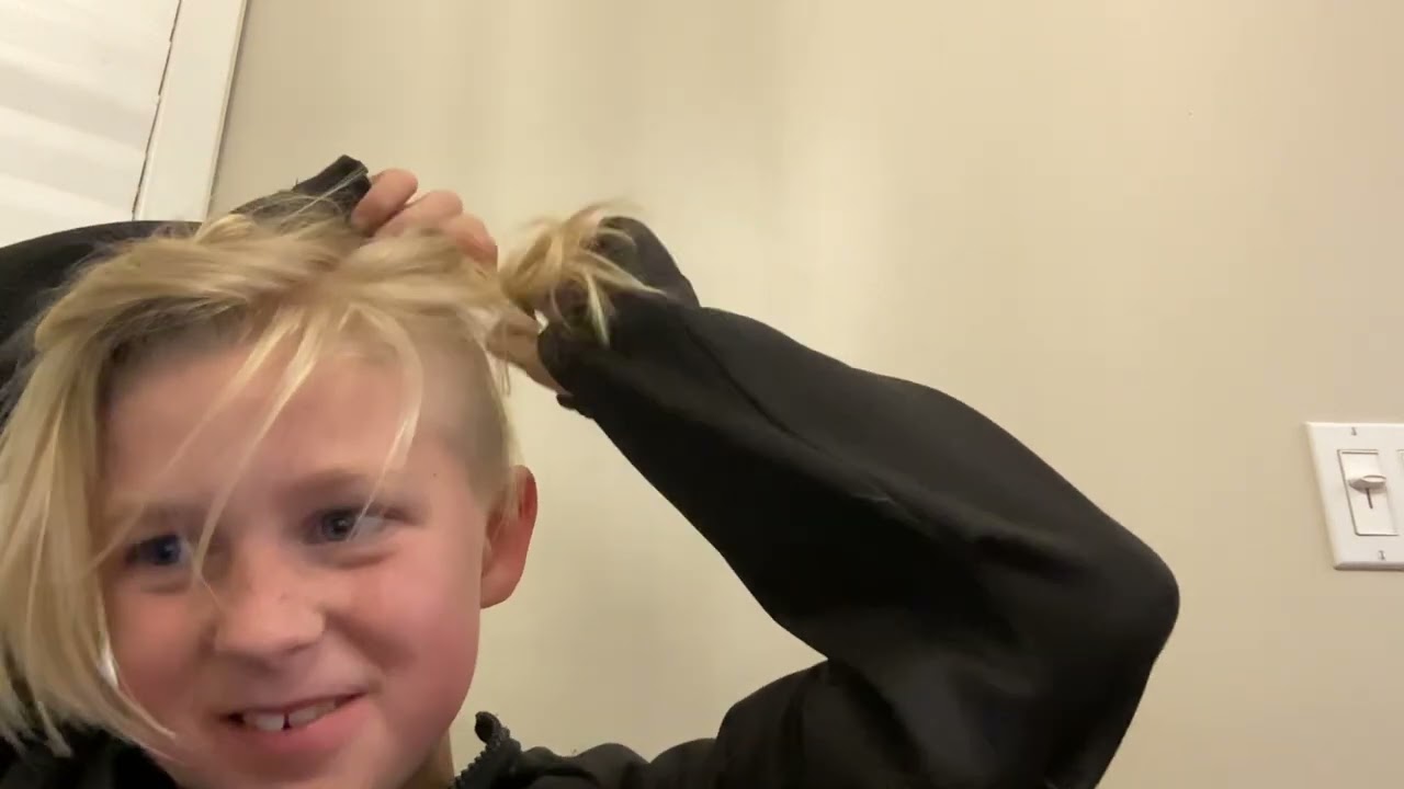 I suck at doing my hair ￼