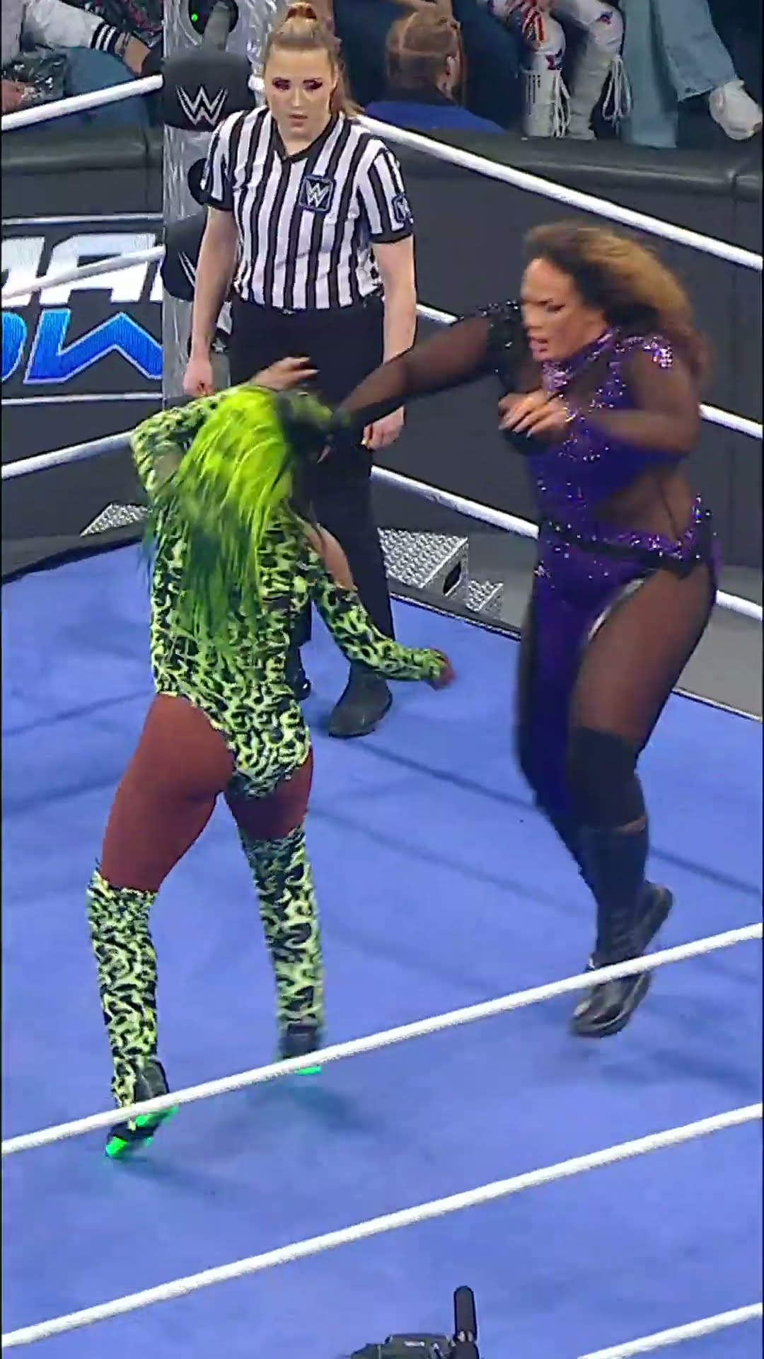 Naomi showed out against Nia Jax ?‍?