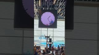 Une horloge avec une personne à l'intérieur