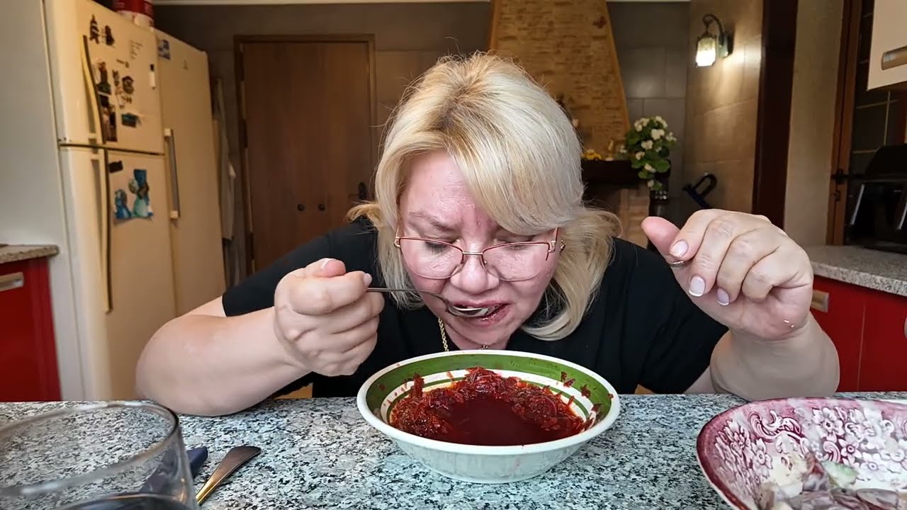 МУКБАНГ 💥 настоящий борщ. В этой ситуации не вижу выхода . Смотрел мне в глаза и врал 😭