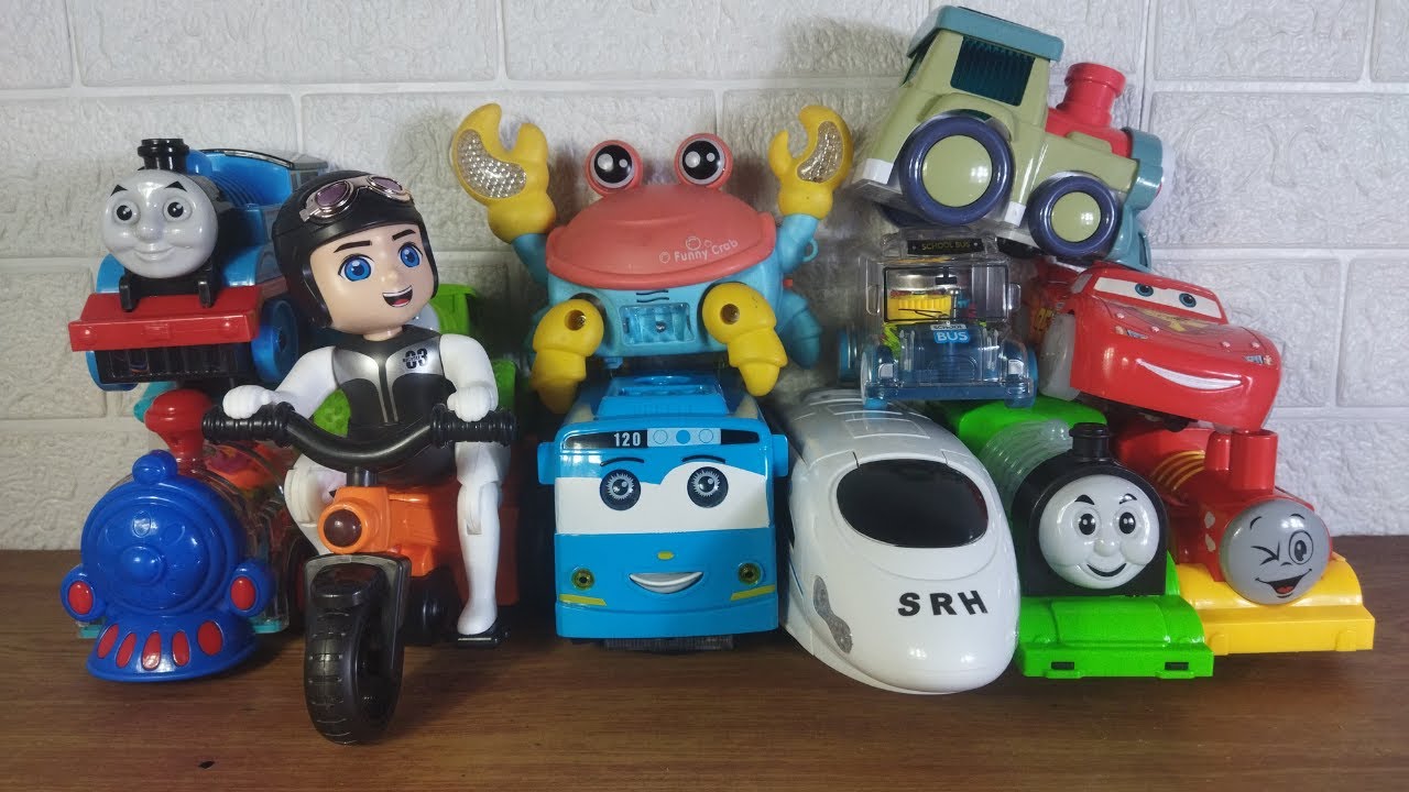 Colección de juguetes coloridos: trenes, autos y lindas amigas.