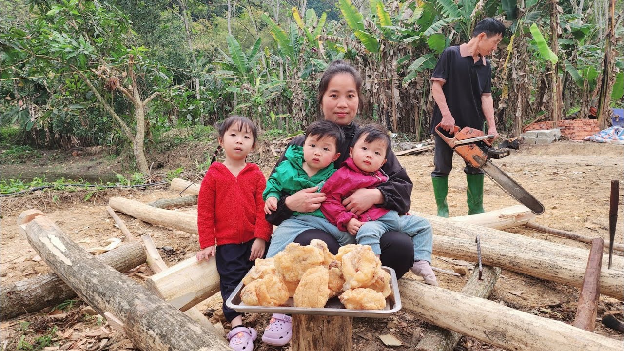 Single Mother - Continuing the journey to build a new house, a cake to thank the builder