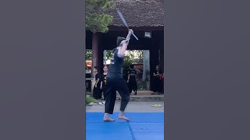 Côn nhị khúc biểu diễn đỉnh của chóp