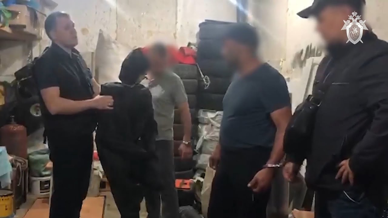 Изнасиловал девушку возле машины