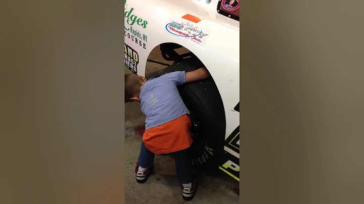 Johnny Pyburn TUNDRA Super Late Model Tire Change...