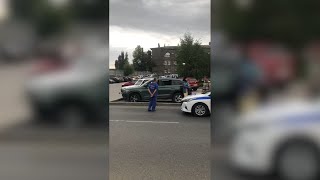 В Волгограде прохожие взяли штурмом машину пьяного водителя