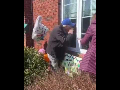 იტალიელი მოხუცი კორონავირუსით ინფიცირებულ მეუღლეს უმღერის