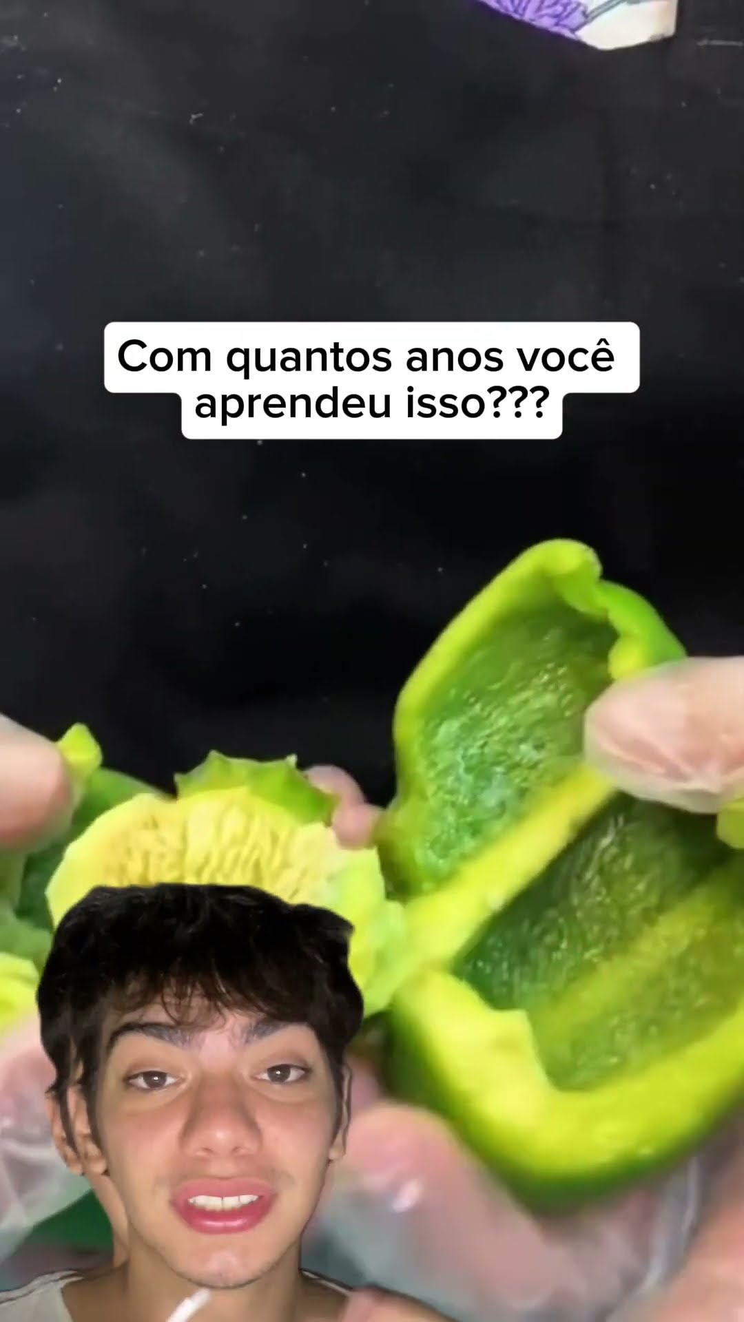 ?️ Pressione o topo do pimentão e rasgue! Pronto pra receita. Já sabia desse truque? ?