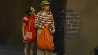 El Chavo del 8 llega a la vecindad.