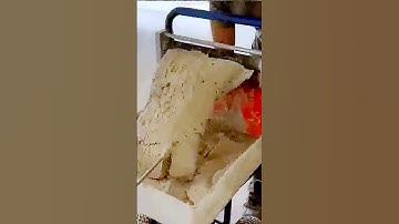 The process of squeezing putty powder = a good tool to share