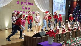 Menari yang bagus dalam perayaan Natal sekolah