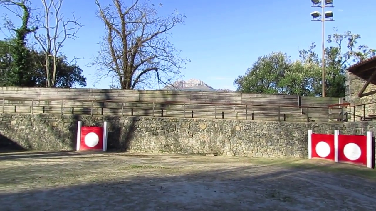 Plaza de toros CUADRADA . Construida en 1758 . Rasines ( Cantabria ) España . 15 11 218 . MVI 0936