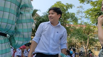 Ngạc nhiên khi nhìn một đứa HS cá biệt hát nhạc trẻ một cách rụt rè, từ tốn.