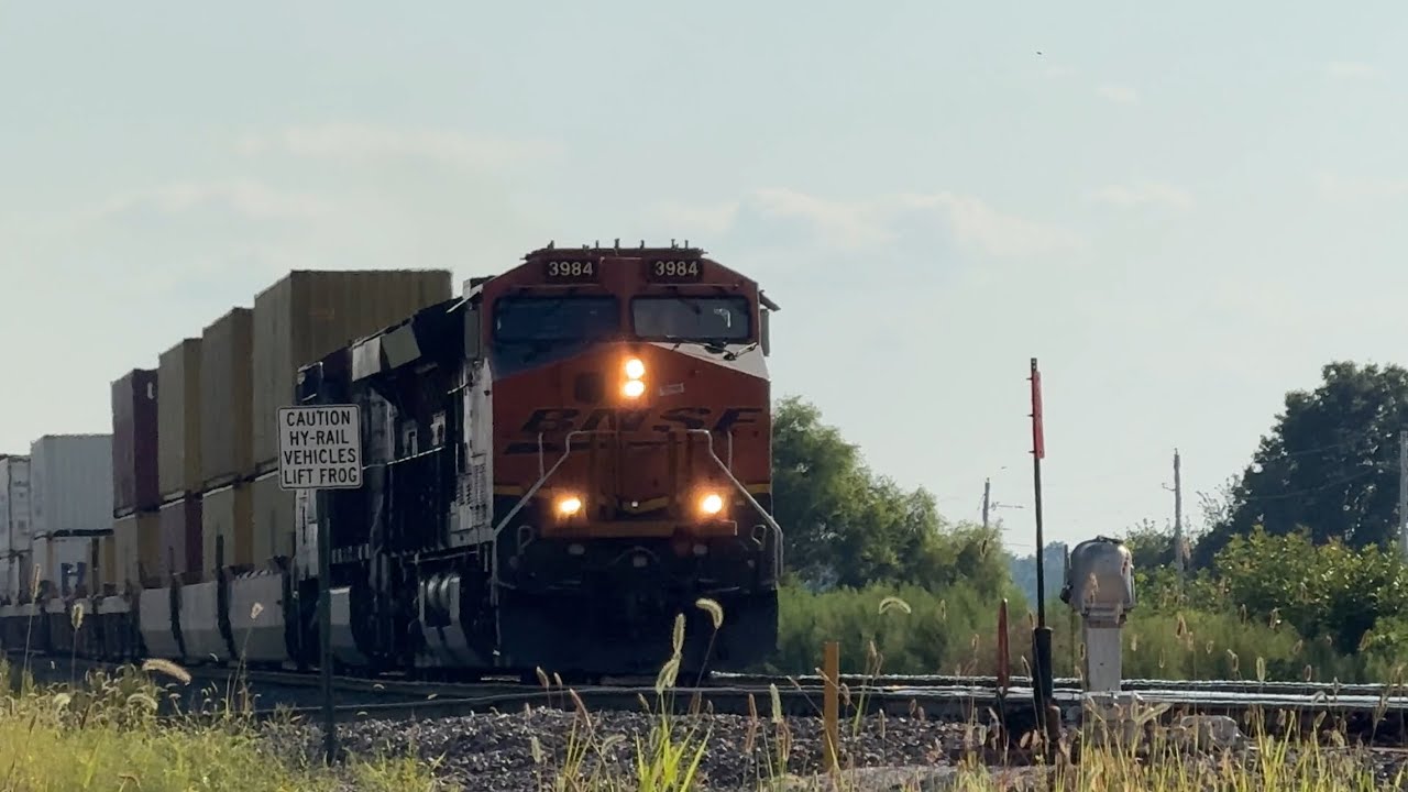 65-70 mph BNSF Z train meets fast BNSF Intermodal Q train! BNSF Transcon: Marceline sub..8/4/25