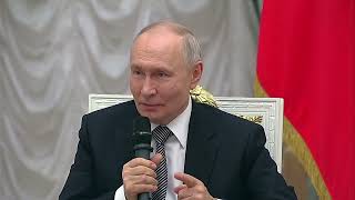 Путин выступает с пламенной речью и произносит троекратное ура Путин выступает с пламенной речью и произносит троекратное ура