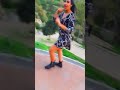 عندها لاطاي هاربة طويلة وشابة 
