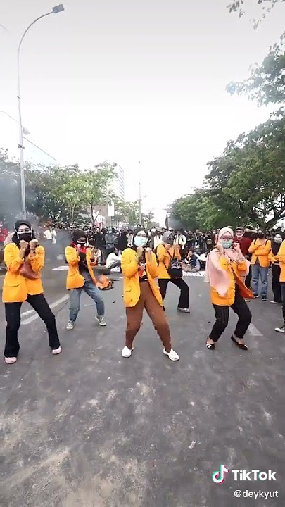 VIRAL 5 ORANG MAHASISWA JOGET JOGET TIK TOK.DITENGAH TENGAH DEMO