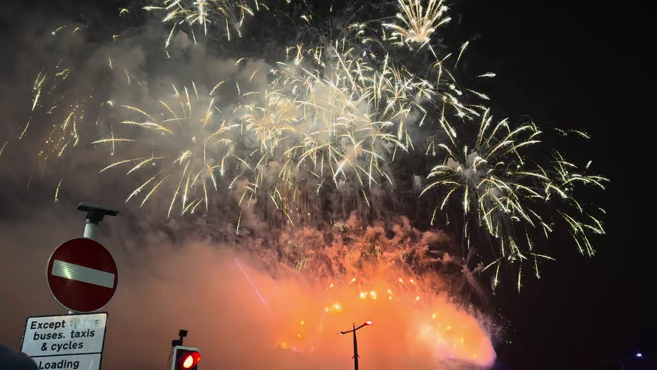 Edinburgh Hogmanay - Midnight Fireworks and Auld Lang Syne - 2023/24