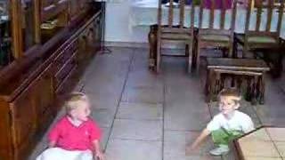 Yonas en Mattiz dansen K3