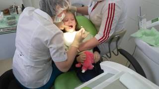 Страшное лечение у стоматолога! Укол в десну! Очень больно! Даша плачет от боли.#видео_для_детей Страшное лечение у стоматолога! Укол в десну! Очень больно! Даша плачет от боли.#видео_для_детей