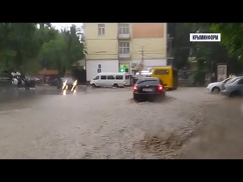 Улицы Ялты затопило после ночного ливня
