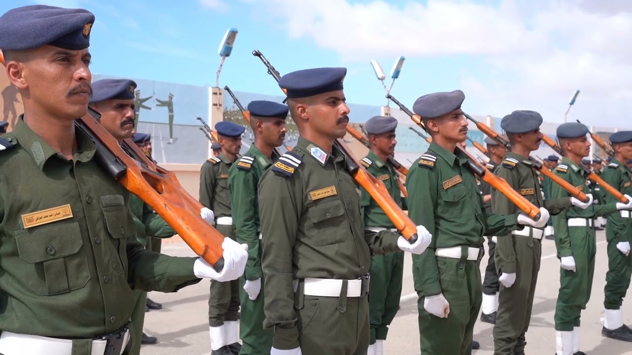 عضوا مجلس القيادة الرئاسي الزُبيدي والبحسني يشهدان عرضًا عسكريًا لطلاب كلية الشرطة بحضرموت