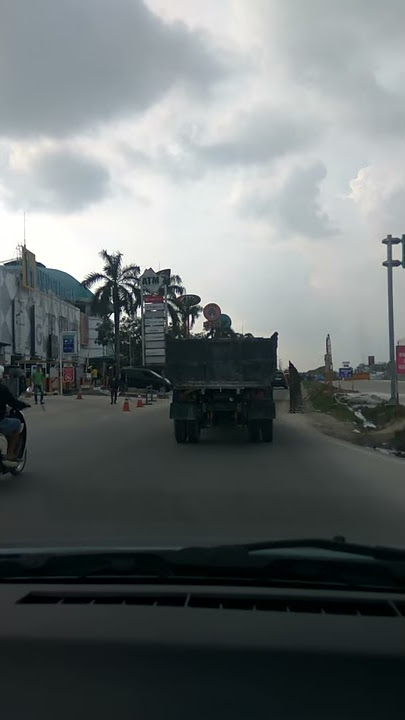 Penutupan Jalan Di Bundaran MALL SKA PEKANBARU. Kalau Lewat Sana harus muter agak jauh.
