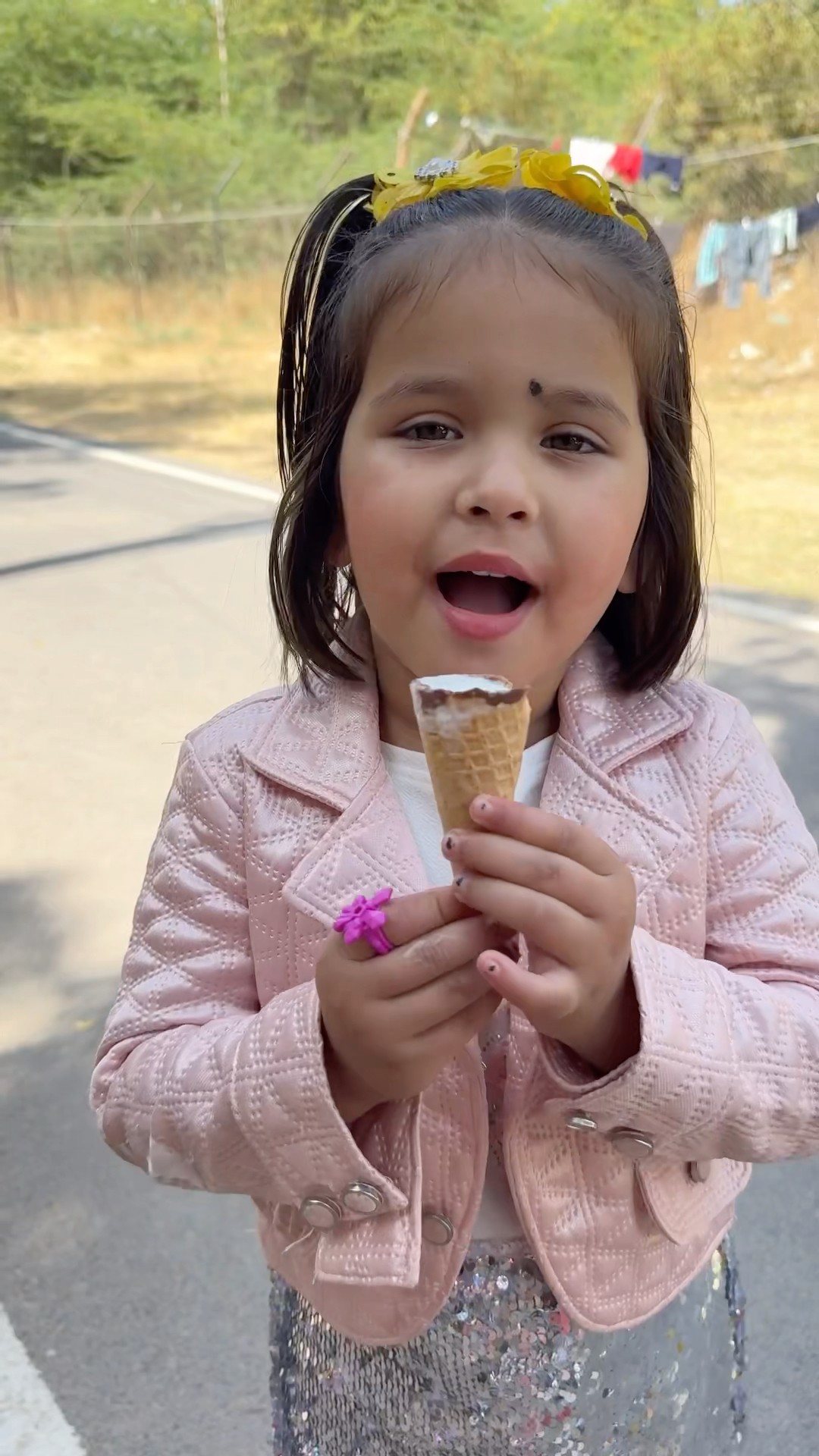 Vedika ne cat ko icecream khilai