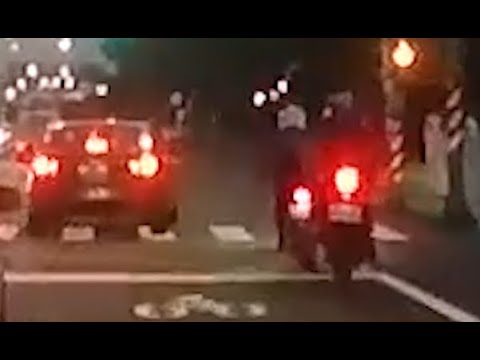 【車禍影片】轎車右轉後方機車追撞，轎車不知有無肇責（2023.09.19 台南市南區南門路與水交社一街口