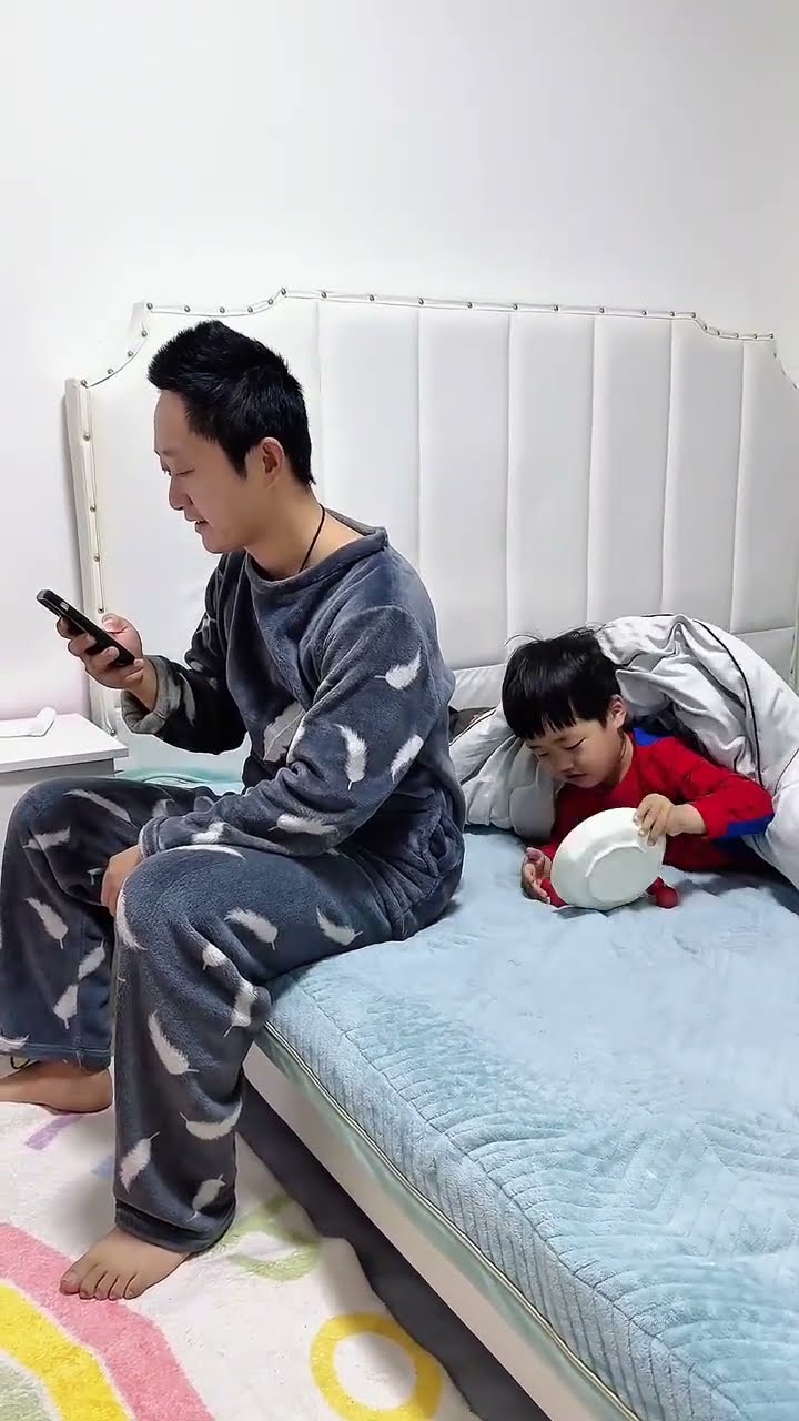 趁爸爸玩手机偷吃，小米宝太会玩了！#Cute baby#Cute#呆萌小米宝#聪明宝宝#萌娃