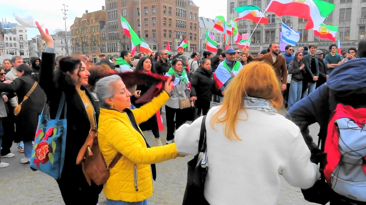 Iraniers vieren feest op de Dam in Amsterdam na dood Khamenei 01-03-2026