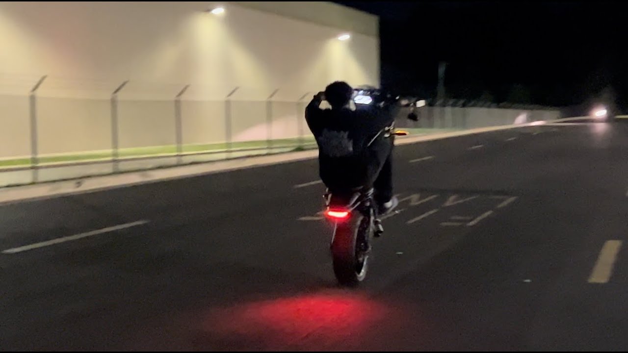 yamaha-mt-07-gixxer-wheelie-pop-ups-youtube