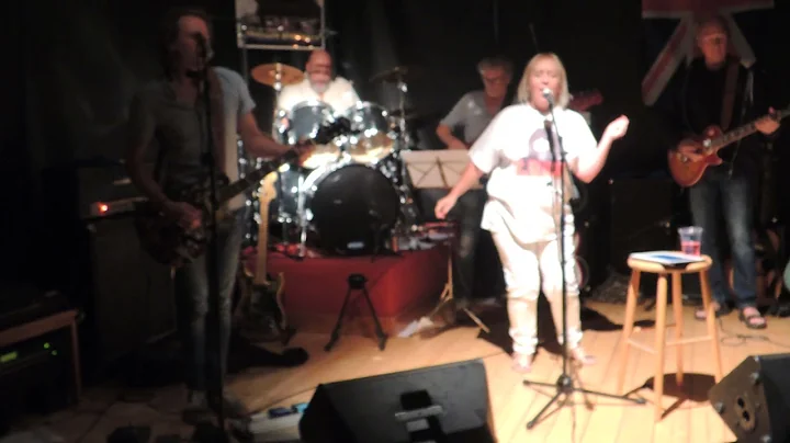 Sandra Riddle and the guys jam.
