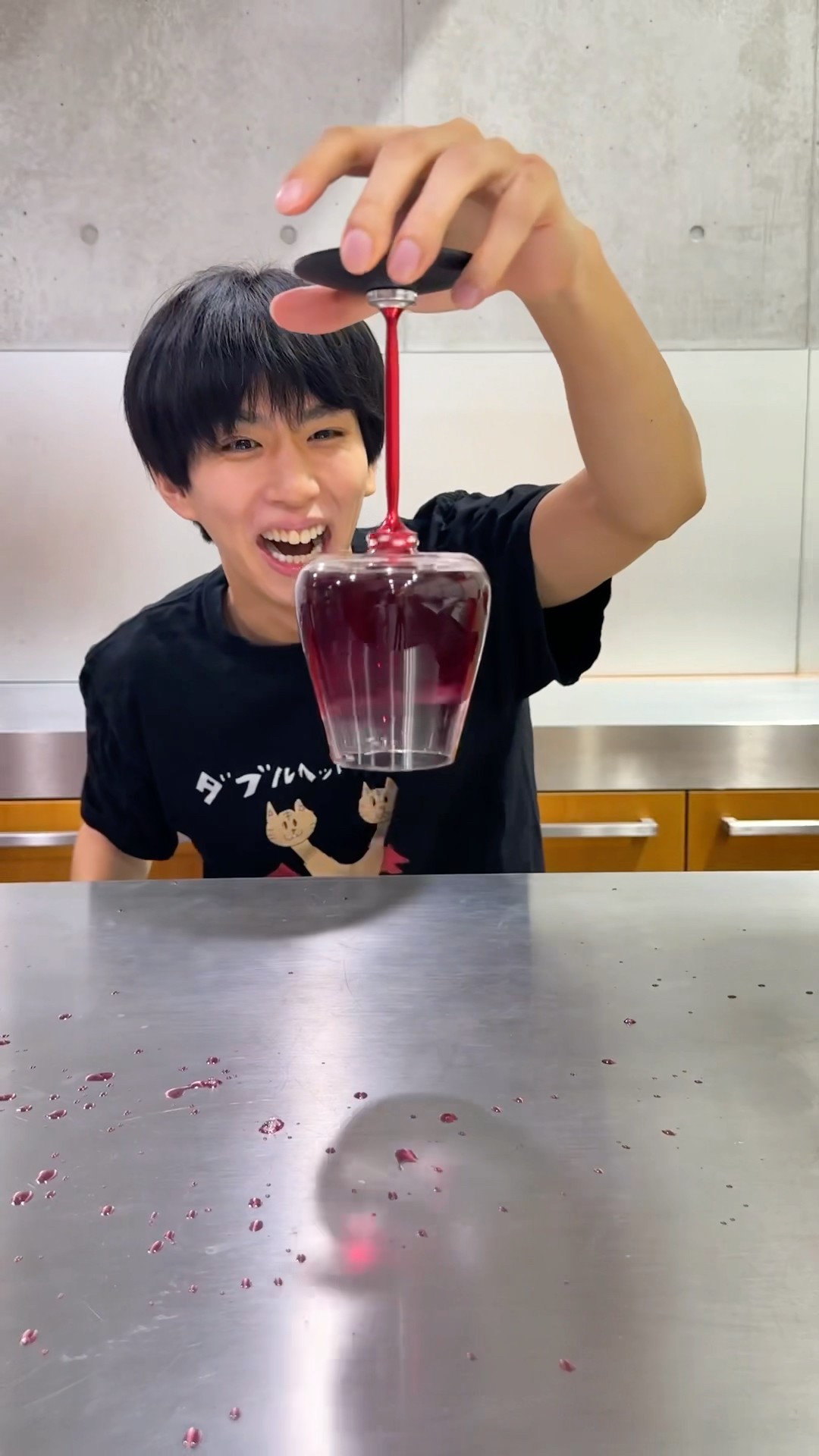 逆さにしてもワインがこぼれない？！?　The wine won't spill？