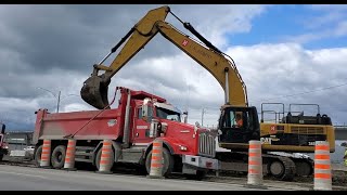 Cat 345DL Excavator Loads Kenworth T800 Dump Truck - Heavy Wet Earth