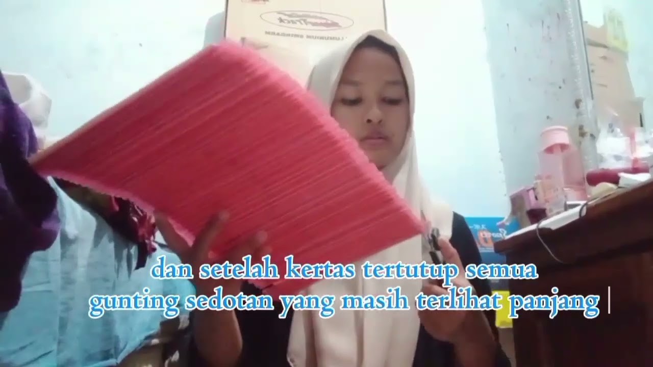 kerajinan dari bahan limbah yang memiliki nilai ekonomis (tas dari sedotan)