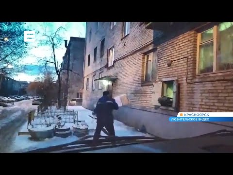Житель Красноярска заснял, как сотрудник «Почты России» небрежно кидает посылки