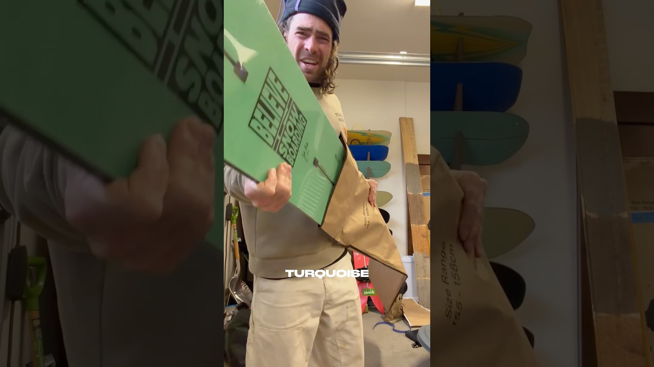 Дэнни распаковывает новую доску из нашей последней коллекции From Burton to the World 