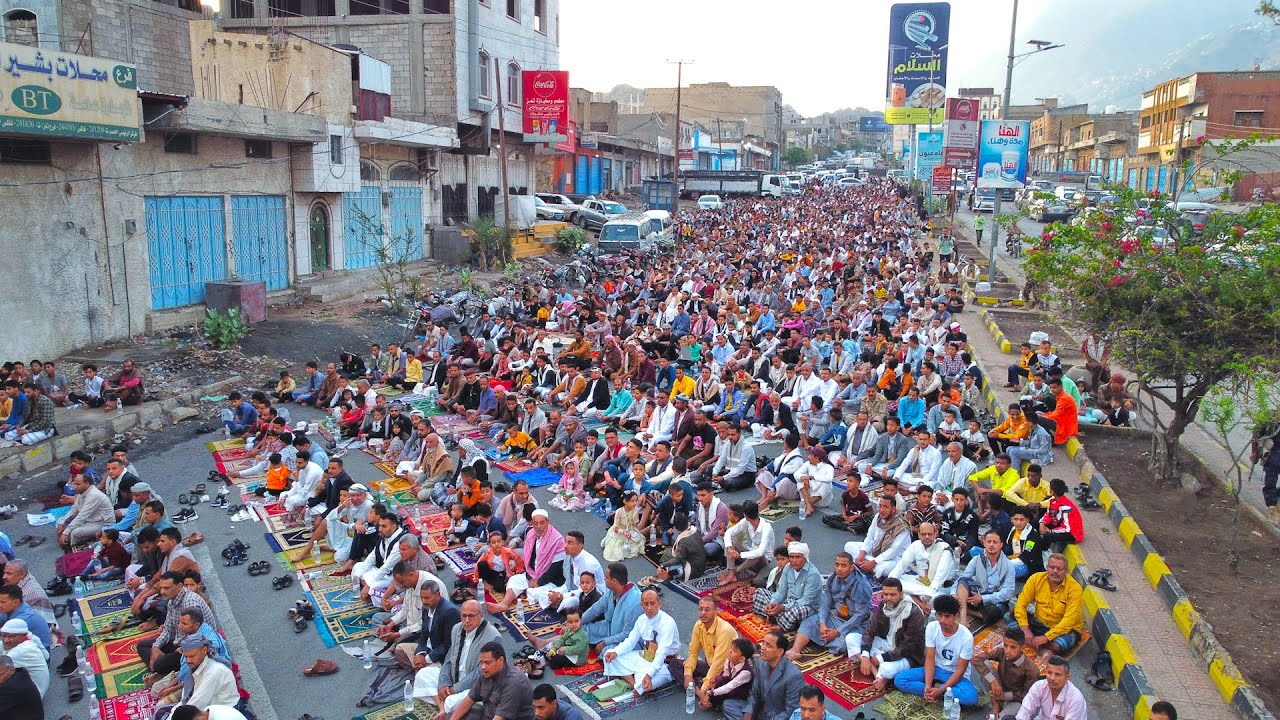 الحشد الكبير والفخم في اكبر صلاة عيد الفطر بحي الحصب بمدينة تعز اليمنية ،، عيشوا الجو 😊😍 2022