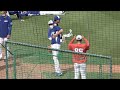 試合前の練習中に荒木雅博コーチと小窪哲也コーチが話してる