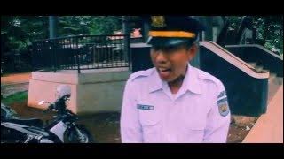 Parodi Nyebrang Rel Kereta Api