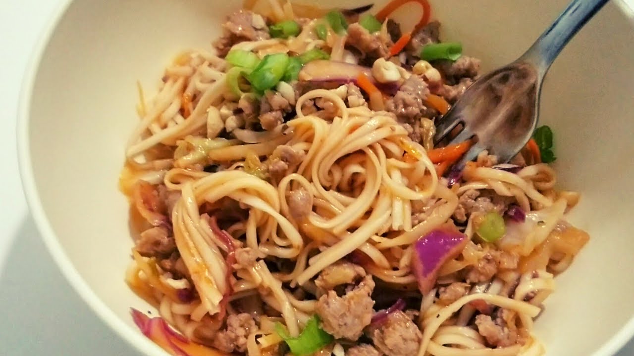 Trying Sesame Szechuan Pork Noodles by Hellofresh - YouTube