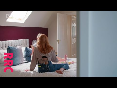 Stacey Dooley @barefoot on the bed, soles