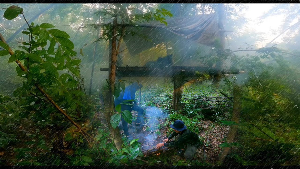 ที่พักเก่าที่ชำรุดทรุดโทรมข้างริมลำธาร ￼ ฝนกระหน่ำอย่างหนัก นานหลายชั่วโมง ￼￼