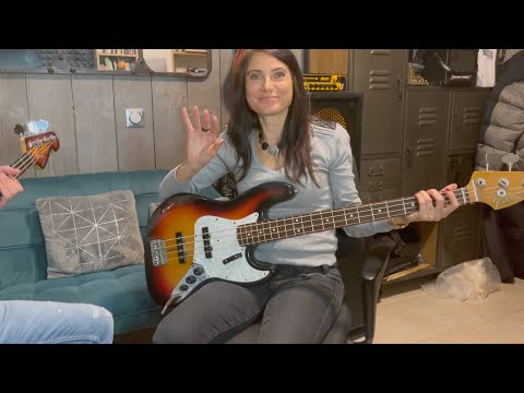 Vidéo: Comment Jouer De La Guitare Basse