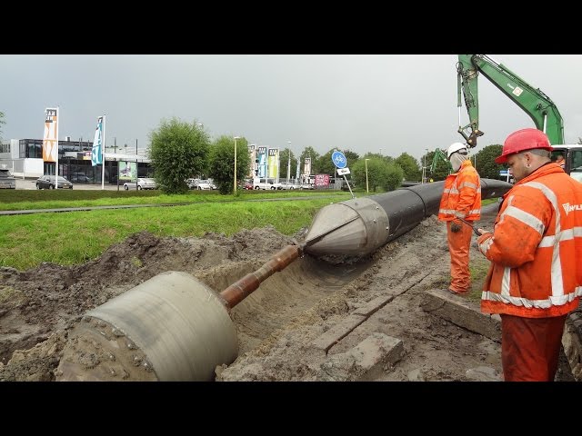 Pulling in a main sewer pipe ~ rioolbuis trekken class=